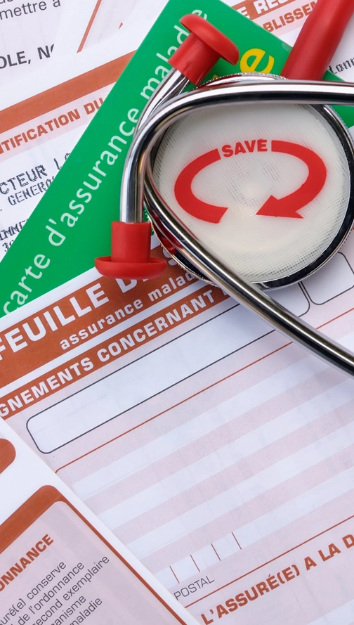 Couverture, garanties et comparatif

Santé et bien-être des enseignants : choisir
la bonne mutuelle
Les enseignants sont confrontés à des contraintes professionnelles particulières, telles que le stress, les horaires chargés et les interactions quotidiennes avec les élèves, qui peuvent impacter leur santé physique et mentale. Choisir une mutuelle santé adaptée leur permet de bénéficier d’une couverture complète, incluant notamment le remboursement des consultations spécialisées, la prévention, ainsi que des soins spécifiques liés aux troubles fréquents dans la profession.

De plus, une bonne mutuelle offre souvent des services d’accompagnement et un soutien personnalisé, essentiels pour préserver le bien-être des enseignants et leur permettre de se concentrer sereinement sur leur mission éducative.